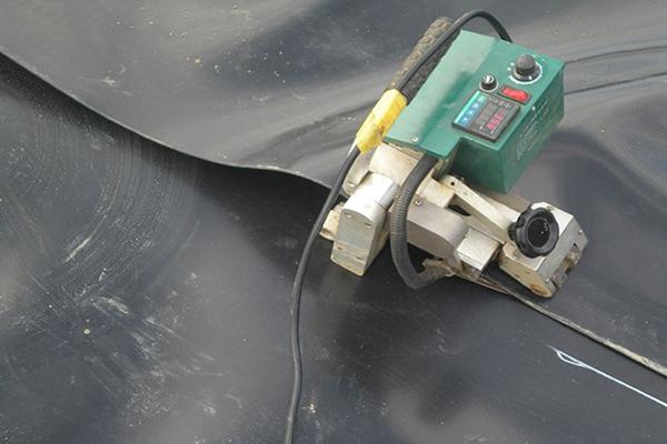 土工膜焊接机使用指南：专业操作与高效焊接